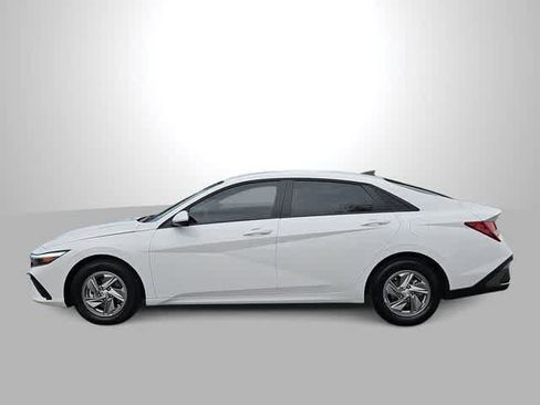 Certified 2025 Hyundai Elantra SE image 5