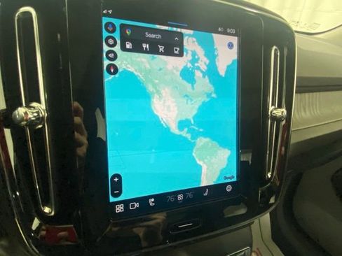 Used 2025 Volvo XC40 B5 Plus image 19