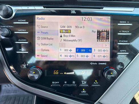 Used 2018 Toyota Camry XSE image 28