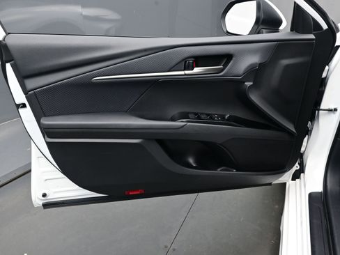 Used 2025 Toyota Camry SE image 9