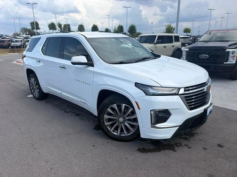 Used 2023 Chevrolet Traverse Premier FWD image 3