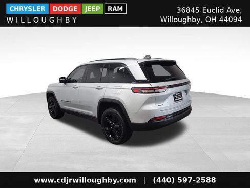 Used 2023 Jeep Grand Cherokee Altitude AWD/4WD image 7
