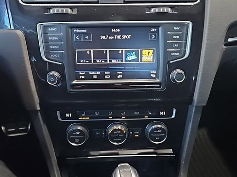 Used 2017 Volkswagen Golf image 30