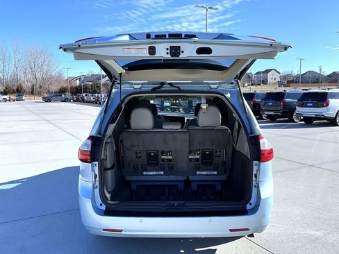 Used 2017 Toyota Sienna XLE image 24
