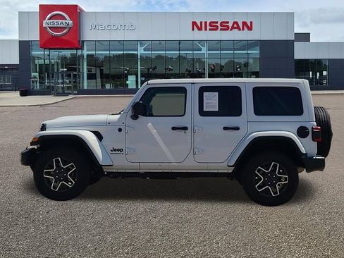 Used 2025 Jeep Wrangler Unlimited Sahara AWD/4WD image 4