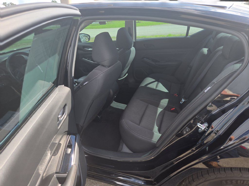 Used 2023 Nissan Altima 2.5 SV w/ SV Premium Package FWD image 7