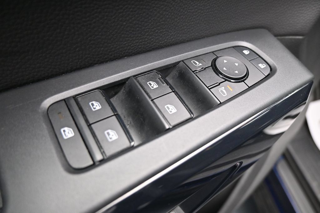 Used 2025 Nissan Pathfinder SV AWD/4WD image 11
