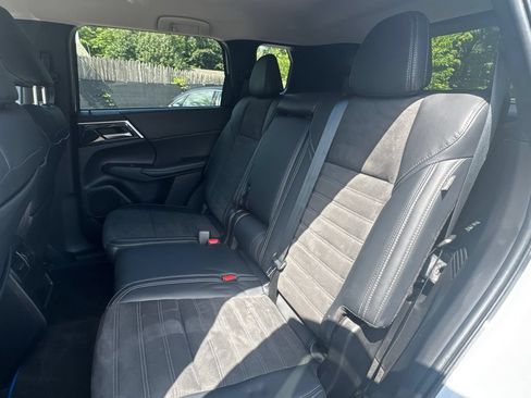 Used 2024 Mitsubishi Outlander 4WD Plug-In Hybrid image 17