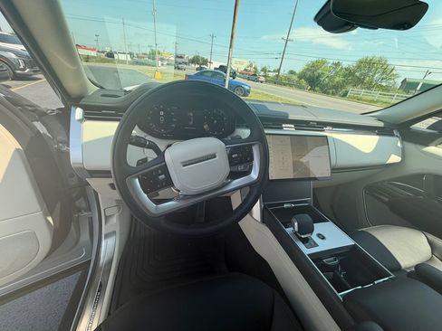 Used 2024 Land Rover Range Rover SE image 11