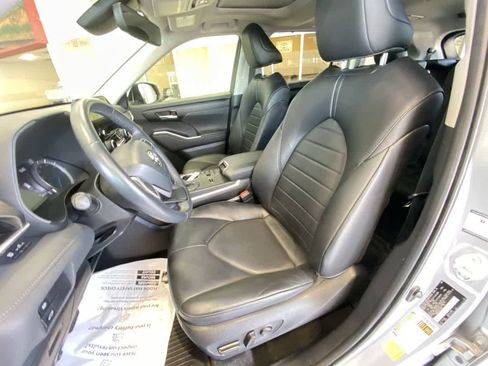 Used 2023 Toyota Highlander XLE AWD/4WD image 14