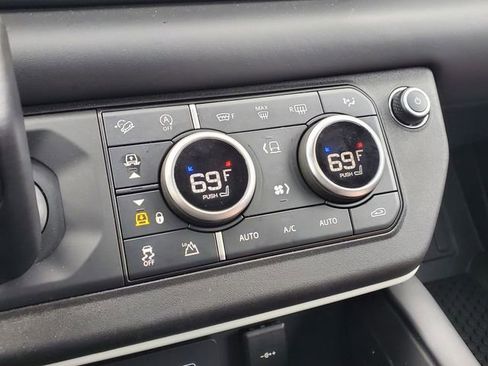 Used 2024 Land Rover Defender 110 S image 31