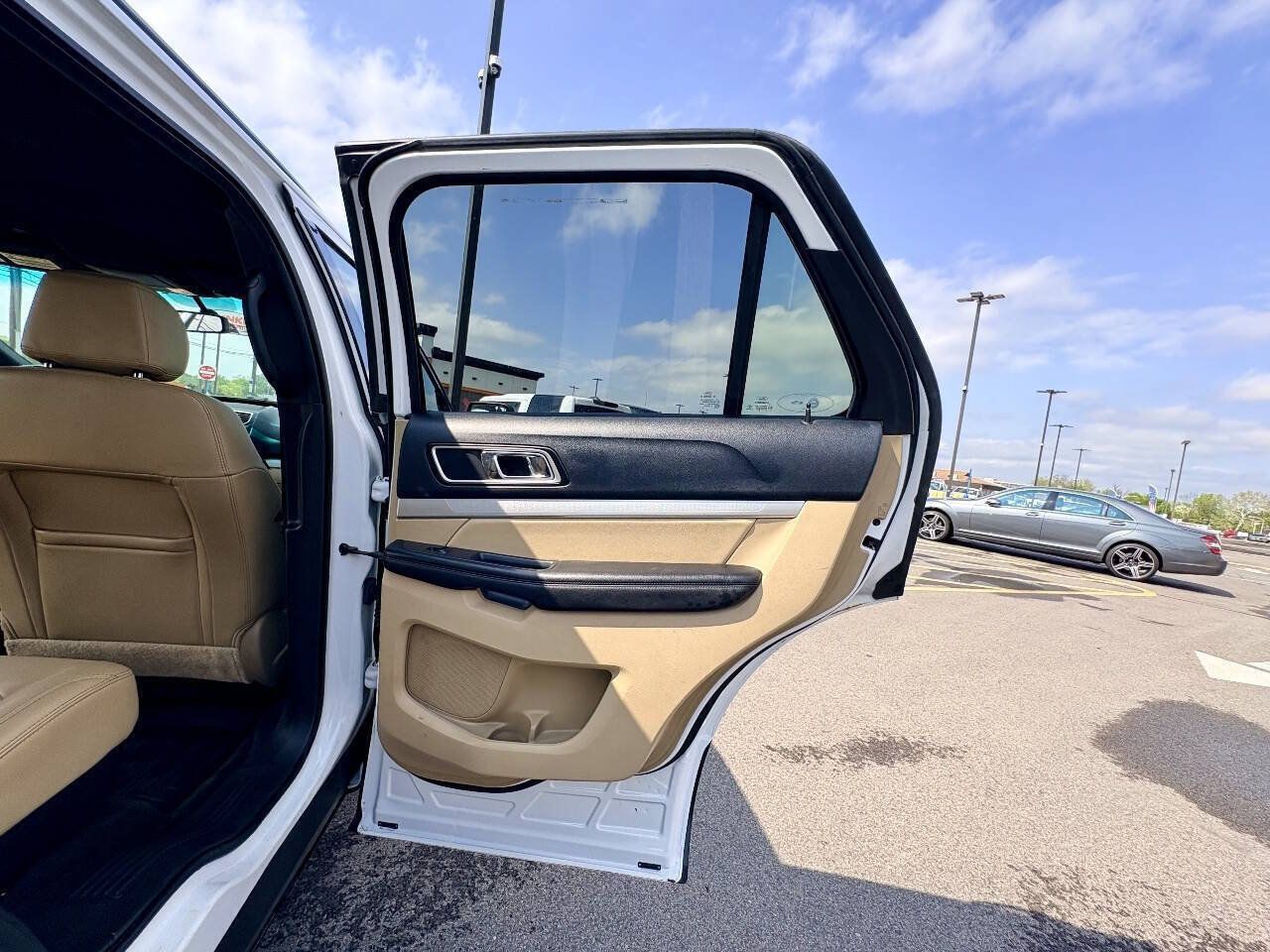 Used 2016 Ford Explorer XLT w/ Equipment Group 202A AWD/4WD image 32