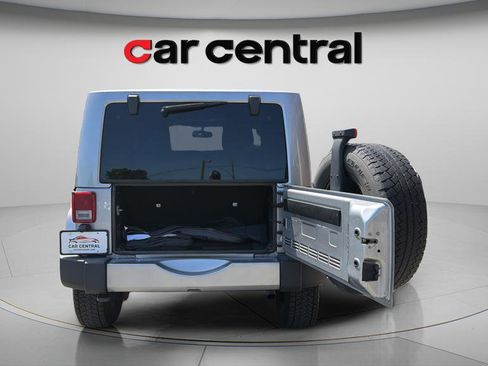 Used 2018 Jeep Wrangler Sahara w/ Connectivity Group AWD/4WD image 12