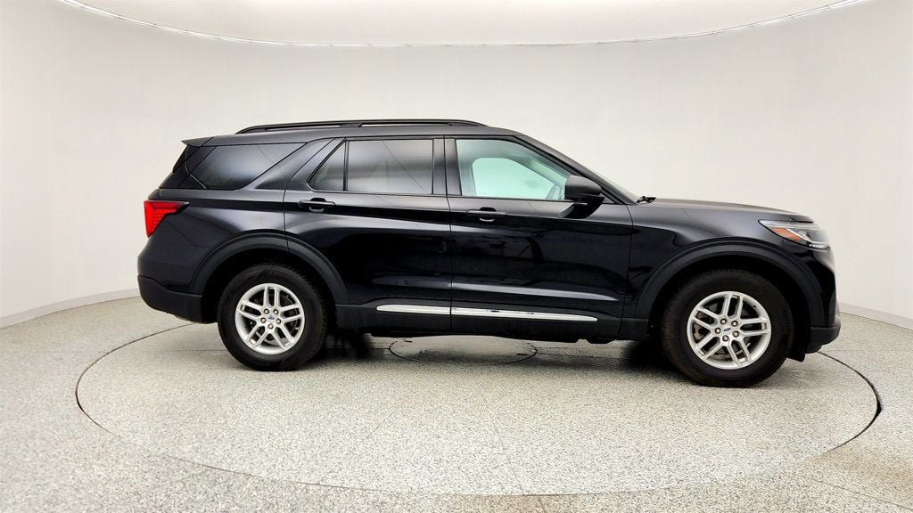 Used 2025 Ford Explorer Active AWD/4WD image 4