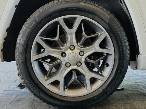 Used 2020 Jeep Grand Cherokee Overland AWD/4WD image 24