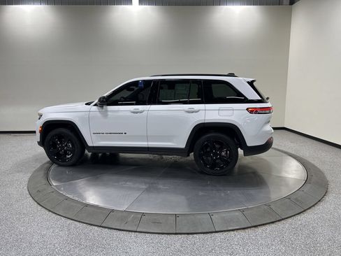 Used 2023 Jeep Grand Cherokee Altitude AWD/4WD image 10