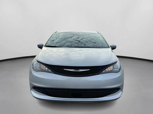 Used 2023 Chrysler Voyager LX FWD image 4