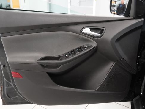 Used 2014 Ford Focus SE w/ SE Winter Package FWD image 17