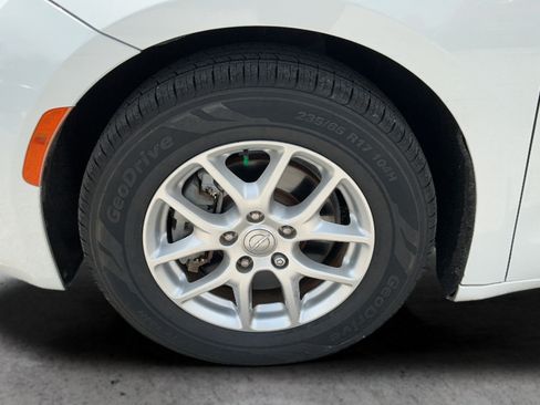 Used 2019 Chrysler Pacifica LX FWD image 16