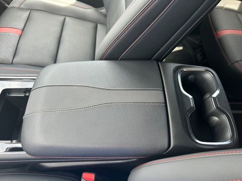 Used 2025 Chevrolet Traverse RS FWD image 31