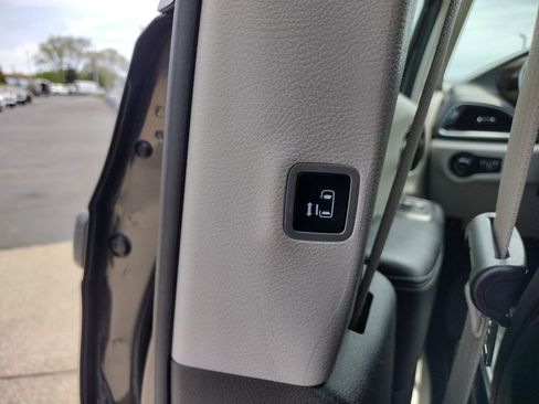 Used 2023 Chrysler Pacifica Limited FWD image 16