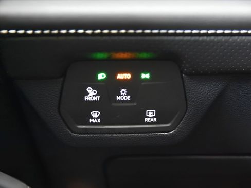 Used 2024 Volkswagen Atlas SE image 23