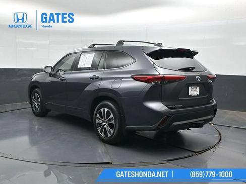 Used 2020 Toyota Highlander XLE AWD/4WD image 8