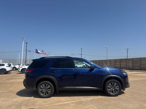 Certified 2025 Nissan Pathfinder SV FWD image 25