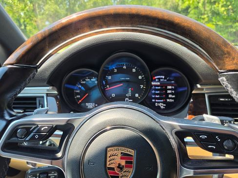 Used 2018 Porsche Macan w/ Premium Package Plus AWD/4WD image 40