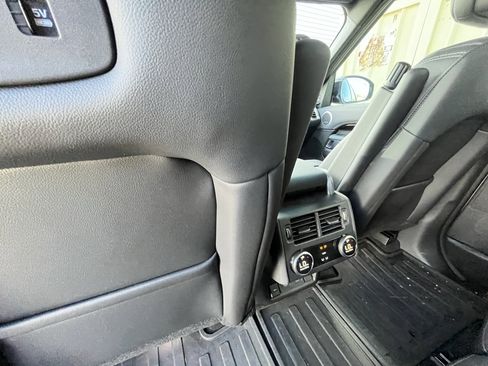 Used 2025 Land Rover Discovery S AWD/4WD image 31