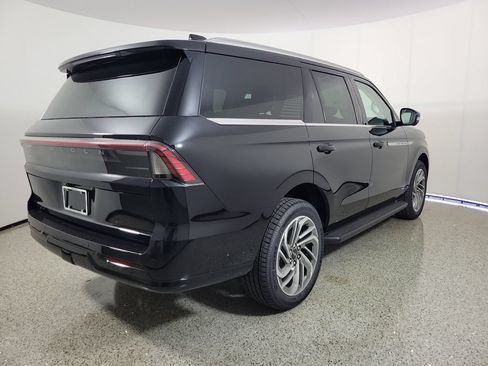 New 2027 Lincoln Navigator Premiere RWD image 4