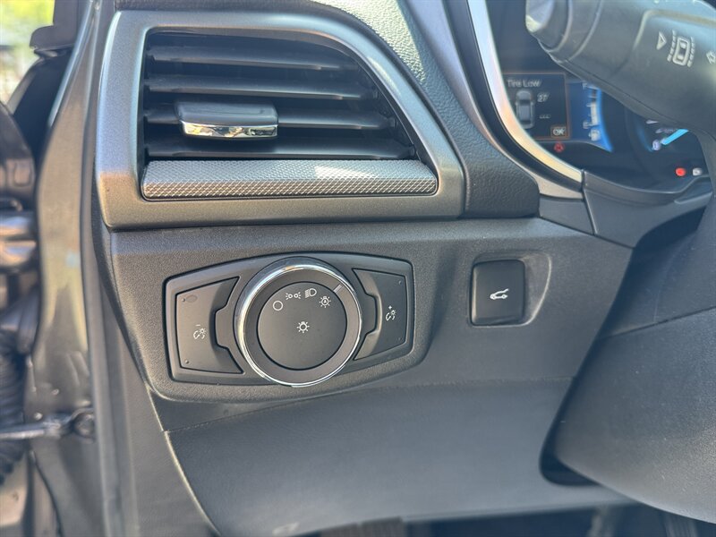 Used 2019 Ford Fusion SE FWD image 21