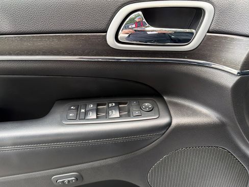 Used 2018 Jeep Grand Cherokee Limited image 12