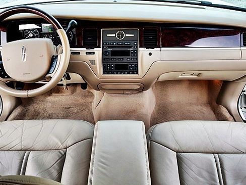 Used 2006 Lincoln Town Car Signature Limited image 14