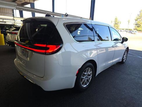Used 2024 Chrysler Pacifica Touring-L FWD image 3