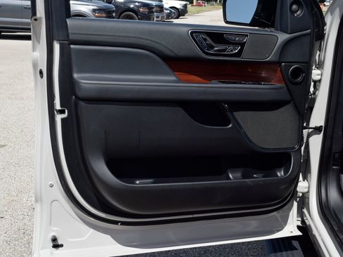 Used 2023 Lincoln Navigator Reserve RWD image 17
