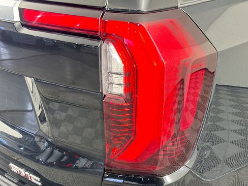 Used 2025 GMC Yukon Denali AWD/4WD image 32