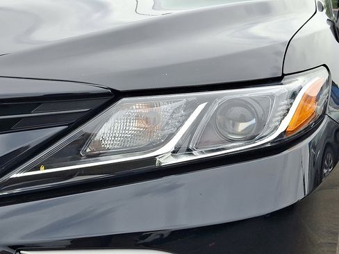 Used 2021 Toyota Camry LE image 10