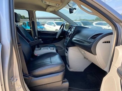 Used 2016 Chrysler Town & Country Touring FWD image 11
