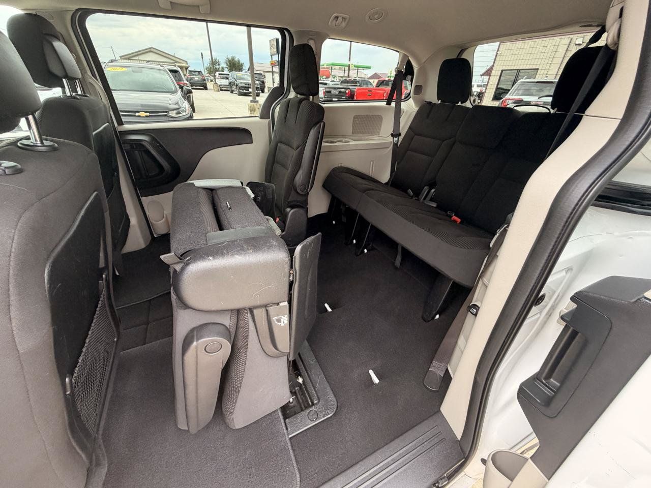 Used 2020 Dodge Grand Caravan SE w/ Rear Park Assist Package FWD image 10