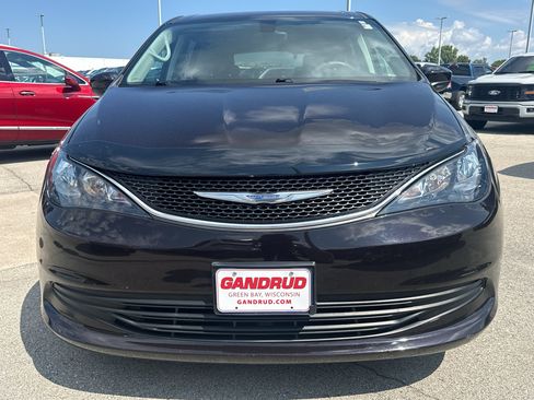 Used 2017 Chrysler Pacifica Touring FWD image 3