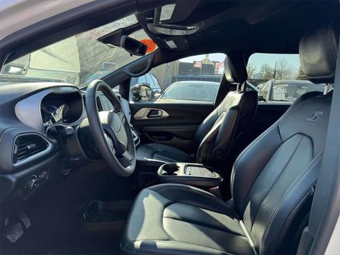 Used 2024 Chrysler Pacifica Limited image 16
