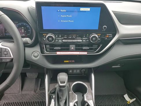 New 2025 Toyota Highlander Platinum image 17
