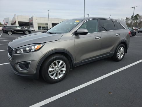 Used 2017 Kia Sorento L image 2