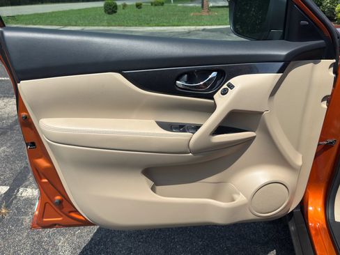 Used 2017 Nissan Rogue SV w/ SV Premium Package AWD/4WD image 12