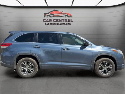Used 2017 Toyota Highlander Plus AWD/4WD image 6