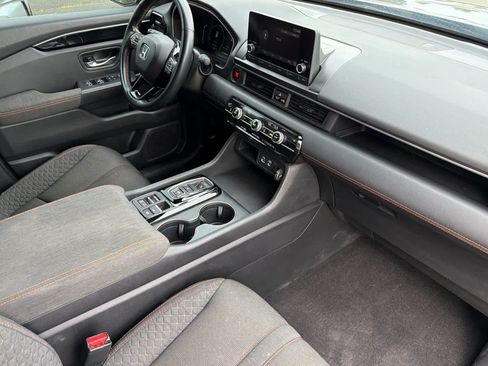 Used 2025 Honda Pilot Sport image 19