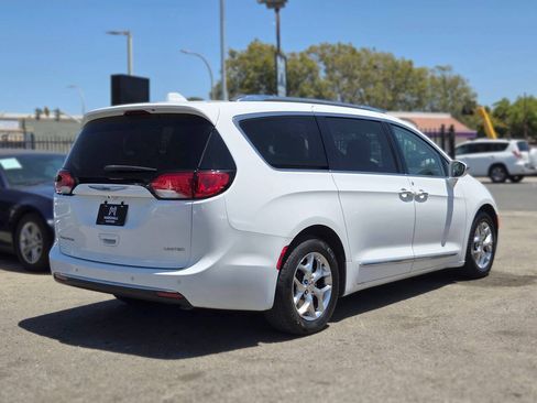 Used 2019 Chrysler Pacifica Limited FWD image 4