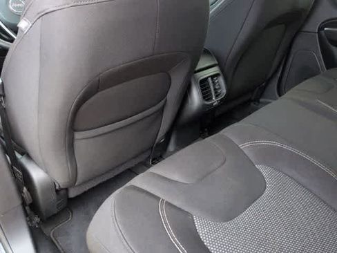 Used 2021 Jeep Cherokee Latitude AWD/4WD image 18