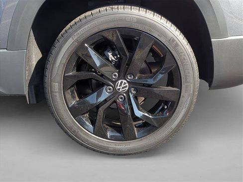 Used 2022 Volkswagen Taos SE w/ Panoramic Sunroof Package FWD image 13